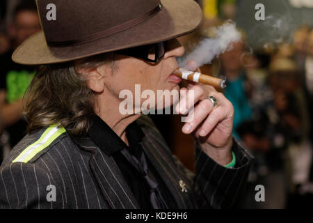 Frankfurt am Main, Deutschland. 13. Oktober 2017. Udo Lindenberg abgebildet ist auf dem Stand der Teneues Verlag. deutsche Veteran Rock Musiker Udo Lindenberg Leben auf der Frankfurter Buchmesse durchgeführt. Die Performance war Teil der Präsentation der neuen Foto Buch von deutschen Fotografin tine acke tšrker als Zeit-sterben stadiontourõ (stärker als die Zeit - die Stadion Tour) über Udo lindenbergõs neueste Tour sterben. Er auf der Bühne von Mitgliedern seiner panikorchester unterstützt wurde. Stockfoto