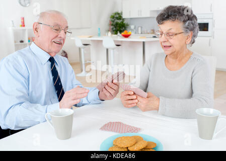 Senior paar Spaß Karten zu Hause spielen Stockfoto