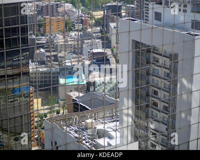 Blick auf die Reflexionen in der Glasfenster von einem Turm von Gebäuden in Osaka, Japan Stockfoto