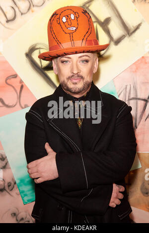 Debbie Harry gibt ihr Debüt in Großbritannien als Londoner Designer Vin & Omi ihre Kollektion konzentrierte sich hauptsächlich auf Textilien aus recyceltem Ozean- und Flussabfall, vor LFW mit: Boy George Where: London, United Kingdom When: 11 Sep 2017 Credit: Alan West/WENN.com Stockfoto
