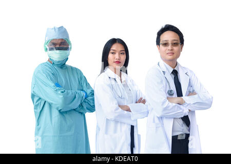 Medizinisches Team stand mit verschränkten Armen isolieren Stockfoto