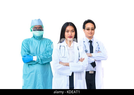 Medizinisches Team stand mit verschränkten Armen isolieren auf Weiß Stockfoto