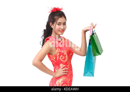 Asiatische Frauen tragen traditionelle cheongsam Kleidung holding Shopping Taschen Stockfoto