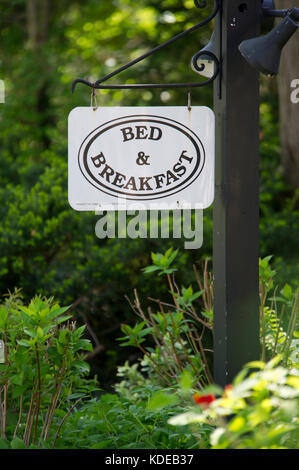 Bed Breakfast in & Zeichen auf einem Mast Stockfoto