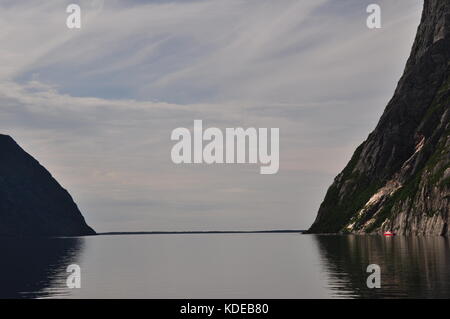 Klippen entlang Western Brook Pond, ein Süßwasser-fjord See im Gros Morne National Park, Neufundland, Kanada Stockfoto