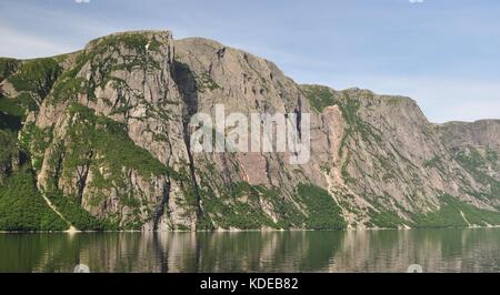 Historische Steinschlag entlang der steilen Fels Wänden der Western Brook Pond, ein Süßwasser-Fjord im Gros Morne National Park, Neufundland, Kanada Stockfoto