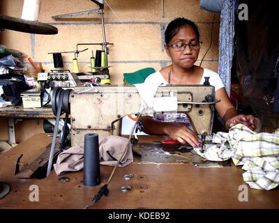 Antipolo City, Philippinen - Oktober 11, 2017: schneiderin arbeitet auf ein Kleid für einen Kunden insider Ihr Shop. Stockfoto