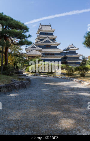 Schloß Matsumoto (Matsumoto-jo), oder als Krähe Schloss (karasu-jo) in easthern Honshu bekannt, matsumoto-shi, Chubu Region, Präfektur Nagano, Japan Stockfoto