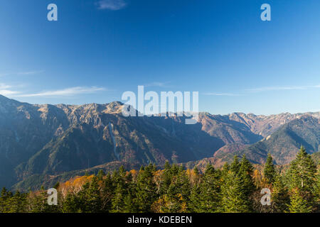 Japanische Alpen Bergblick im frühen Herbst von Shin-hotaka Seilbahn in der Präfektur Gifu, Japan Stockfoto