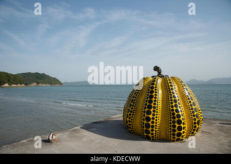 Die yayoi kushama gelben Kürbis in naoshima Stockfoto