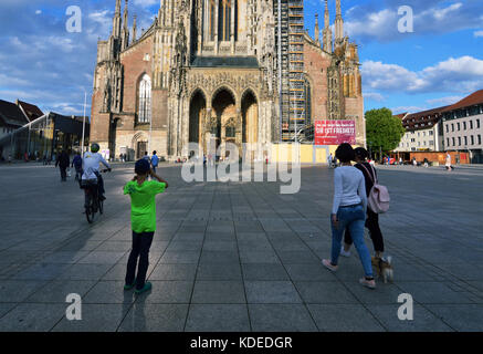 Ulm, Deutschland - 28. Juli 2017: Junge unter Bild von Ulmer Münster (Ulmer Münster) Stockfoto