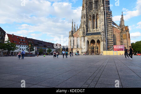 Ulm, Deutschland - 28. Juli 2017: Ulmer Münster und Marktplatz mit Touristen