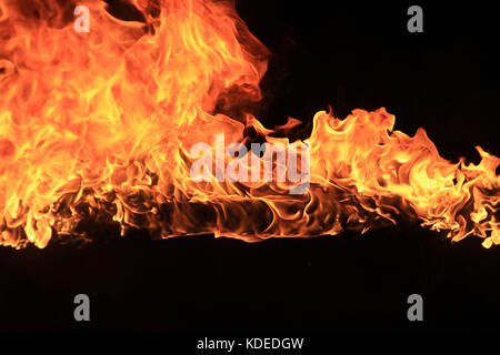 Lodernden Flammen auf schwarzem Hintergrund Stockfoto