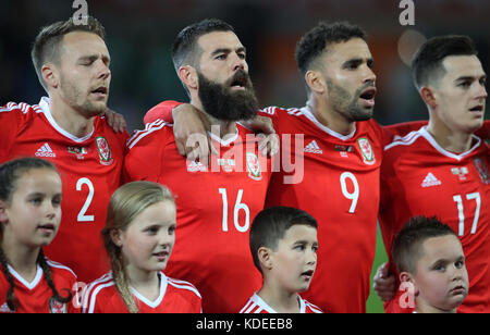 Chris Gunter, Joe Ledley und Hal Robson-Kanu von Wales singen die Nationalhymne Stockfoto