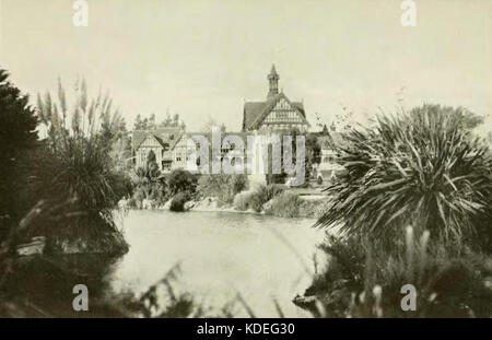 Das Hauptbadehaus in Rotorua, Neuseeland, ist bekannt für seine geothermischen heißen Quellen. Es ist ein bedeutender kultureller und touristischer Ort mit heißen Mineralbädern und ist von zentraler Bedeutung für das Erbe der Region Māori. Das Design des Gebäudes spiegelt die Architektur des frühen 20. Jahrhunderts wider und bietet einen historischen Kontext für seine Nutzung und Bedeutung in lokalen Traditionen. Stockfoto