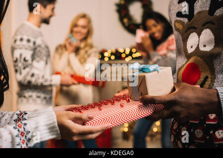 Paar präsentiert Weihnachtsgeschenke Stockfoto