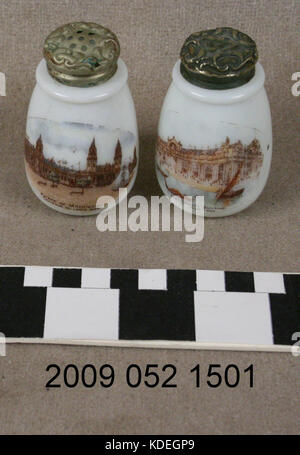 Milch Glas Salz- und Pfefferstreuer mit Farbe überträgt der Palast von Strom und Palast von Maschinen Stockfoto