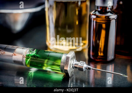 Mehrere Durchstechflaschen und Spritze in Labor, konzeptionelle Bild Stockfoto