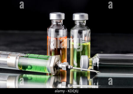Mehrere Durchstechflaschen und Spritze in Labor, konzeptionelle Bild Stockfoto