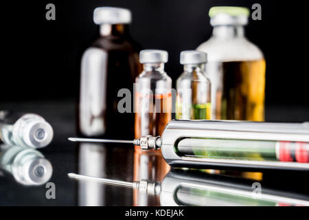 Mehrere Durchstechflaschen und Spritze in Labor, konzeptionelle Bild Stockfoto