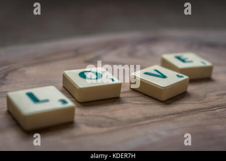 Ich liebe Dich romantische Worte Scrabble Fliesen Schriftzug Stockfoto