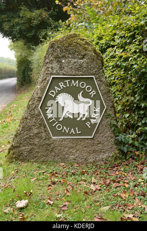 Dartmoor-Nationalpark-Schild mit Pferdelogo in Bovey Tracey Devon, England Stockfoto