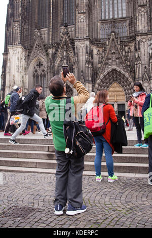 Europa, Deutschland, Köln, Tourist, der mit seinem Smartphone den Dom fotografiert. Europa, Deutschland, Köln, Tourist fotografiert den Koelner Stockfoto