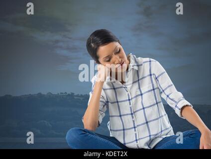 Digital composite der Unternehmerin betätigt und mit blauen Landschaft enttäuscht Stockfoto