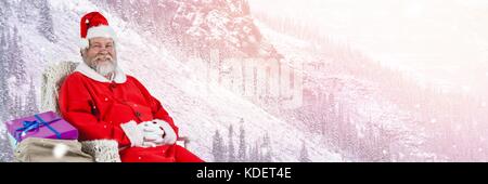 Digital composite von Santa Claus im Winter mit Geschenken Stockfoto