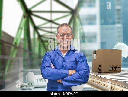 Digital composite der Mann mit Box auf Transportband, Übergang Stockfoto