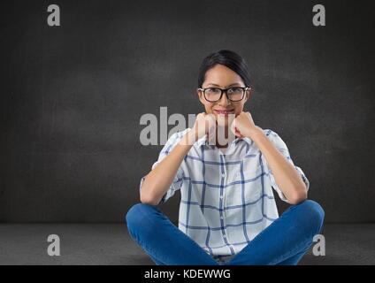 Digital composite der Geschäftsfrau sitzen und Lächeln im Zimmer Stockfoto