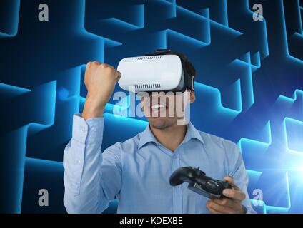 Digital composite der Geschäftsmann spielen mit Computer Game Controller mit blauen Labyrinth Hintergrund Stockfoto