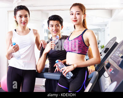 Portrait von drei jungen asiatischen Erwachsener im Fitnesscenter. Stockfoto
