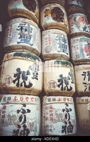 Traditionelle kazaridaru Fässer in Heian jingu Schrein, Kyoto, Japan Stockfoto