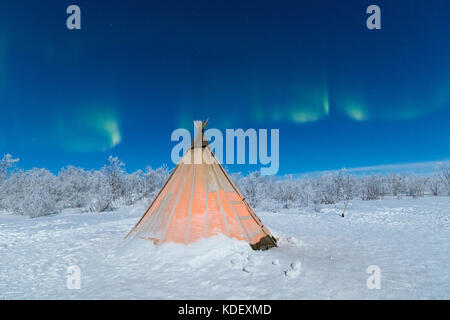 Isolierte samischen Zelt im Schnee unter Northern Lights, abisko, Norrbotten County, Gemeinde Kiruna, Lappland, Schweden Stockfoto