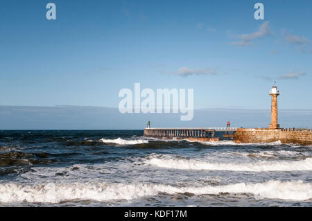 Whitby Hafen West Pier mit schwerer See kommend in, Yorkshire, England. Stockfoto