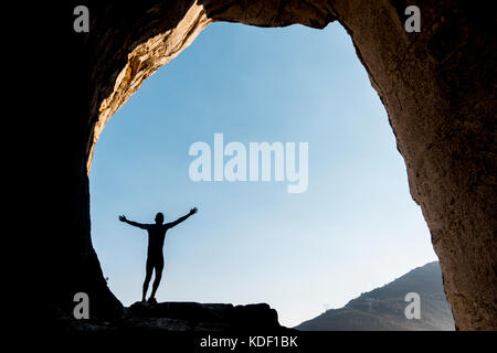 Aitzulo Höhle mit Silhouette einer Person, malerischer Blick im Baskenland Stockfoto