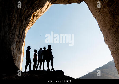 Aitzulo Höhle mit Silhouette einer Person, malerischer Blick im Baskenland Stockfoto