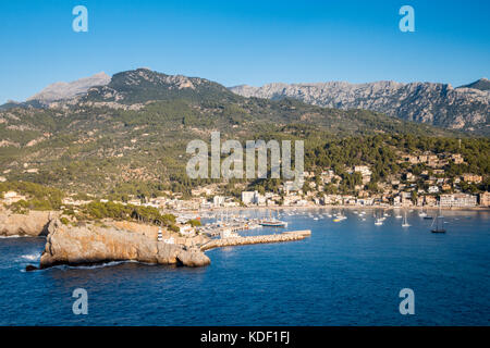 Aus der Vogelperspektive des Küstendorfes Port de Sóller, Mallorca, Balearen Stockfoto