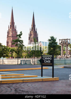 Die Corning Turm auf der Empire State Plaza mit der Kathedrale von der Unbefleckten Empfängnis im Hintergrund in Albany, New York Stockfoto