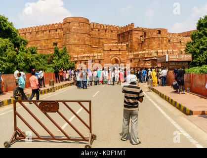 Eine Masse von Menschen im Amber Fort in Agra, Indien Stockfoto