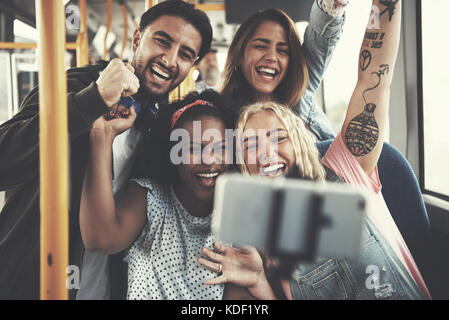 Lächelnd Gruppe von verschiedenen jungen Freunde, eine selfie zusammen beim Reiten auf einem Bus Stockfoto