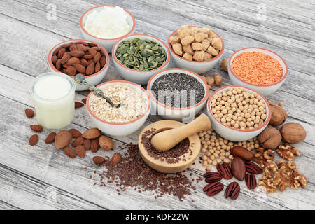 Vegane Ernährung mit Sojabohnen, Samen, Nüsse, Soja, Milch, Joghurt und Klumpen. Lebensmittel reich an Ballaststoffen, Antioxidantien, Vitamine und Mineralien. Stockfoto