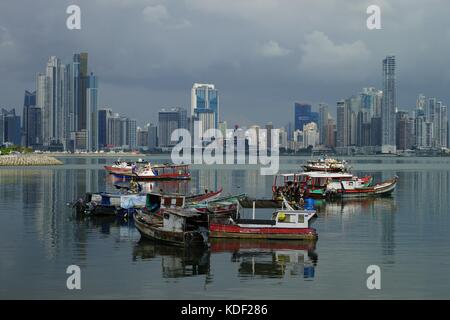 Panama City - Panama Bay mit Blick auf die Skyline und die Fischerboote auf den Vordergrund Stockfoto