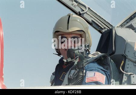 James Buchli bereitet sich auf die Abfahrt von der Ellington Field Joint Reserve Base zum Kennedy Space Center vor, um am 10. März 1989 in Houston, Texas, das Space Shuttle Discovery zu starten. (Foto: NASA, Foto über Planetpix) Stockfoto
