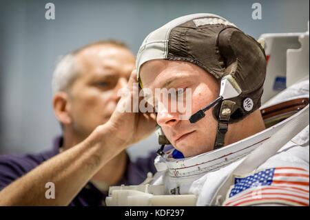 NASA-Astronaut Nick Hague trägt einen Raumanzug, während er sich auf das Training für einen extraVehicular Activity Space Walk im Johnson Space Flight Center Natural Booyancy Laboratory am 27. April 2017 in Houston, Texas vorbereitet. Hague bereitet sich auf seinen Flug 2018 zur Internationalen Raumstation an Bord der Sojus-56S-Raumsonde mit der Expedition 57/58 vor. (Foto: J.M. Eddins Jr. via Planetpix) Stockfoto