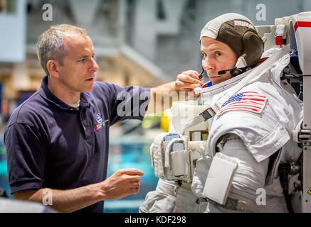 Der kanadische Astronaut David saint jacques der kanadischen Raumfahrtagentur hilft der NASA-Astronaut nick Haag auf einen Raumanzug, wie er sich vorbereitet für Extra Vehicular Activity spacewalk Training am Johnson Space Flight Center natürliche Buoyancy Laboratory am 27. April 2017 in Houston, Texas. Haag bereitet sich auf seinem Flug 2018 an die Internationale Raumstation an Bord der Sojus-56 s Sonde mit Expedition 57/58. (Foto von J.m. eddins jr. über planetpix) Stockfoto