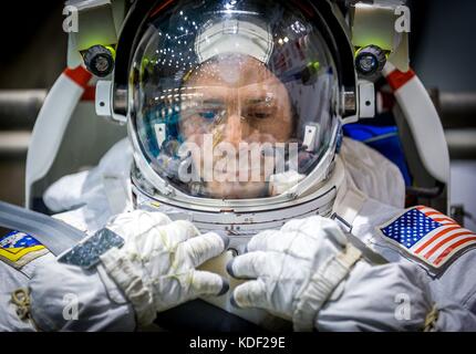 Nasa-Astronaut nick Haag einen Raumanzug trägt, wie er sich vorbereitet für Extra Vehicular Activity spacewalk Training am Johnson Space Flight Center natürliche Buoyancy Laboratory am 27. April 2017 in Houston, Texas. Haag bereitet sich auf seinem Flug 2018 an die Internationale Raumstation an Bord der Sojus-56 s Sonde mit Expedition 57/58. (Foto von J.m. eddins jr. über planetpix) Stockfoto