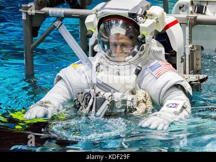 NASA-Astronaut Nick Hague wird am 27. April 2017 im Johnson Space Flight Center Natural Booyancy Laboratory in Houston, Texas, in einem Raumanzug in einem Becken abgesenkt. Hague bereitet sich auf seinen Flug 2018 zur Internationalen Raumstation an Bord der Sojus-56S-Raumsonde mit der Expedition 57/58 vor. (Foto: J.M. Eddins Jr. via Planetpix) Stockfoto