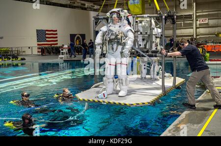 NASA-Astronaut Nick Hague wird am 27. April 2017 im Johnson Space Flight Center Natural Booyancy Laboratory in Houston, Texas, in einem Raumanzug in einem Becken abgesenkt. Hague bereitet sich auf seinen Flug 2018 zur Internationalen Raumstation an Bord der Sojus-56S-Raumsonde mit der Expedition 57/58 vor. (Foto: J.M. Eddins Jr. via Planetpix) Stockfoto